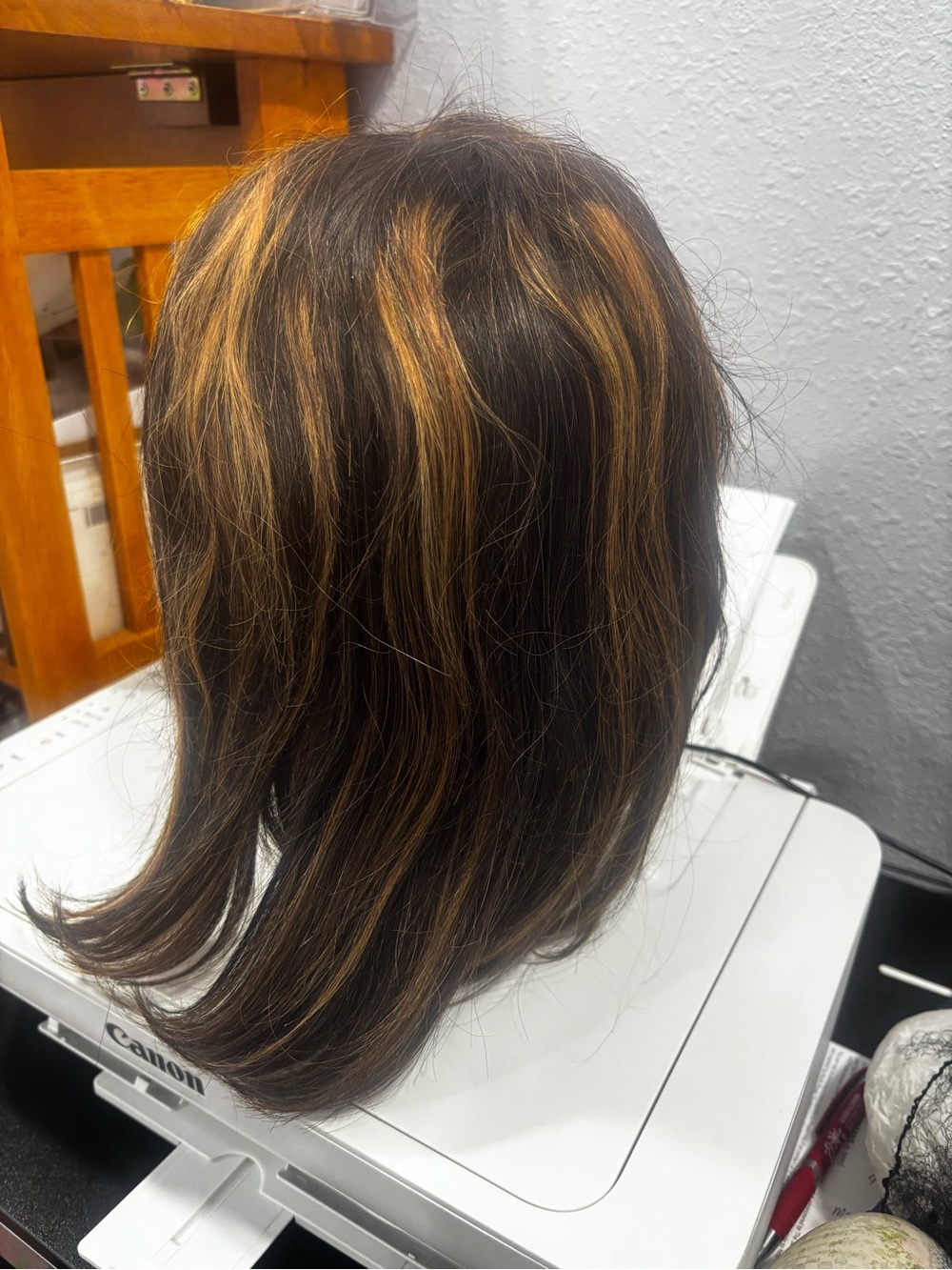 New Women’s Short Black Wig with Honey Blonde Highlights 100% human - Picture 5 of 9